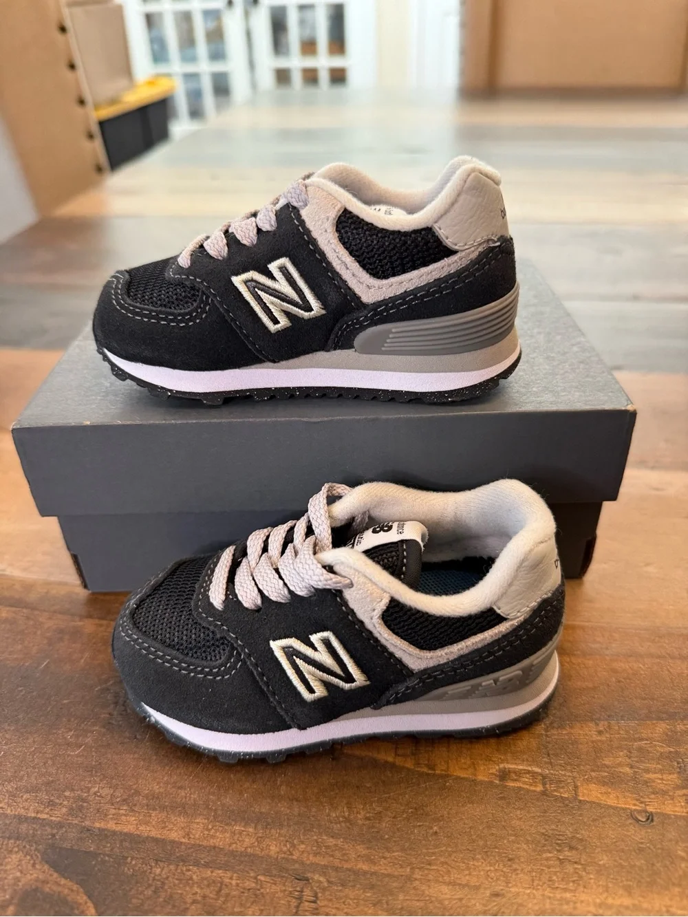 New Balance Kids Black and Light Gray Classic Sneaker, Infant Size 4